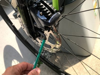 締める